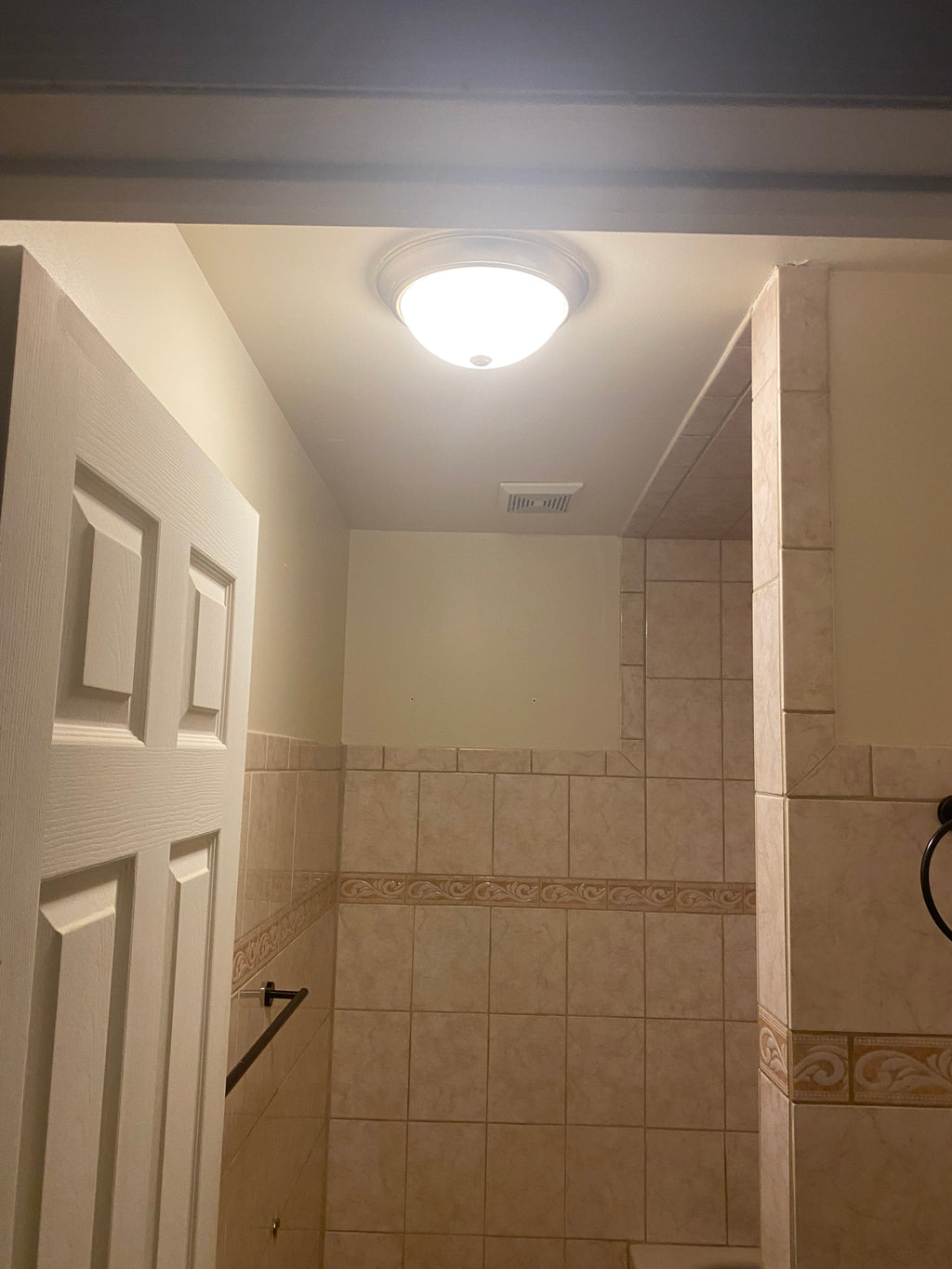Before pictures Bathroom interior with tiled walls and a light fixture.